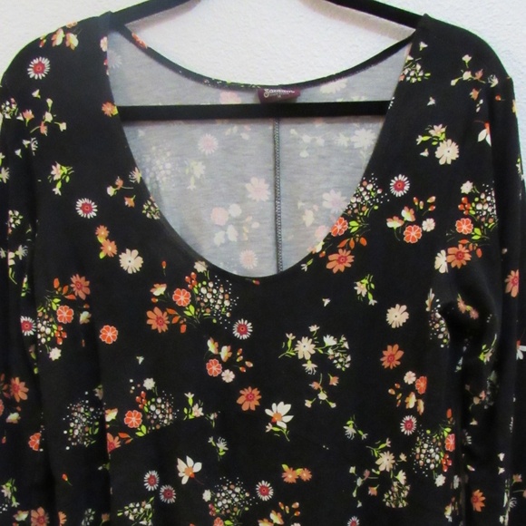 Salaam black tunic top with flowers - Picture 3 of 5